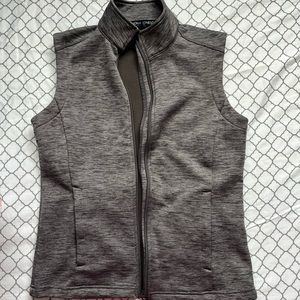 Devon & Jones full zip vest size SMALL.
